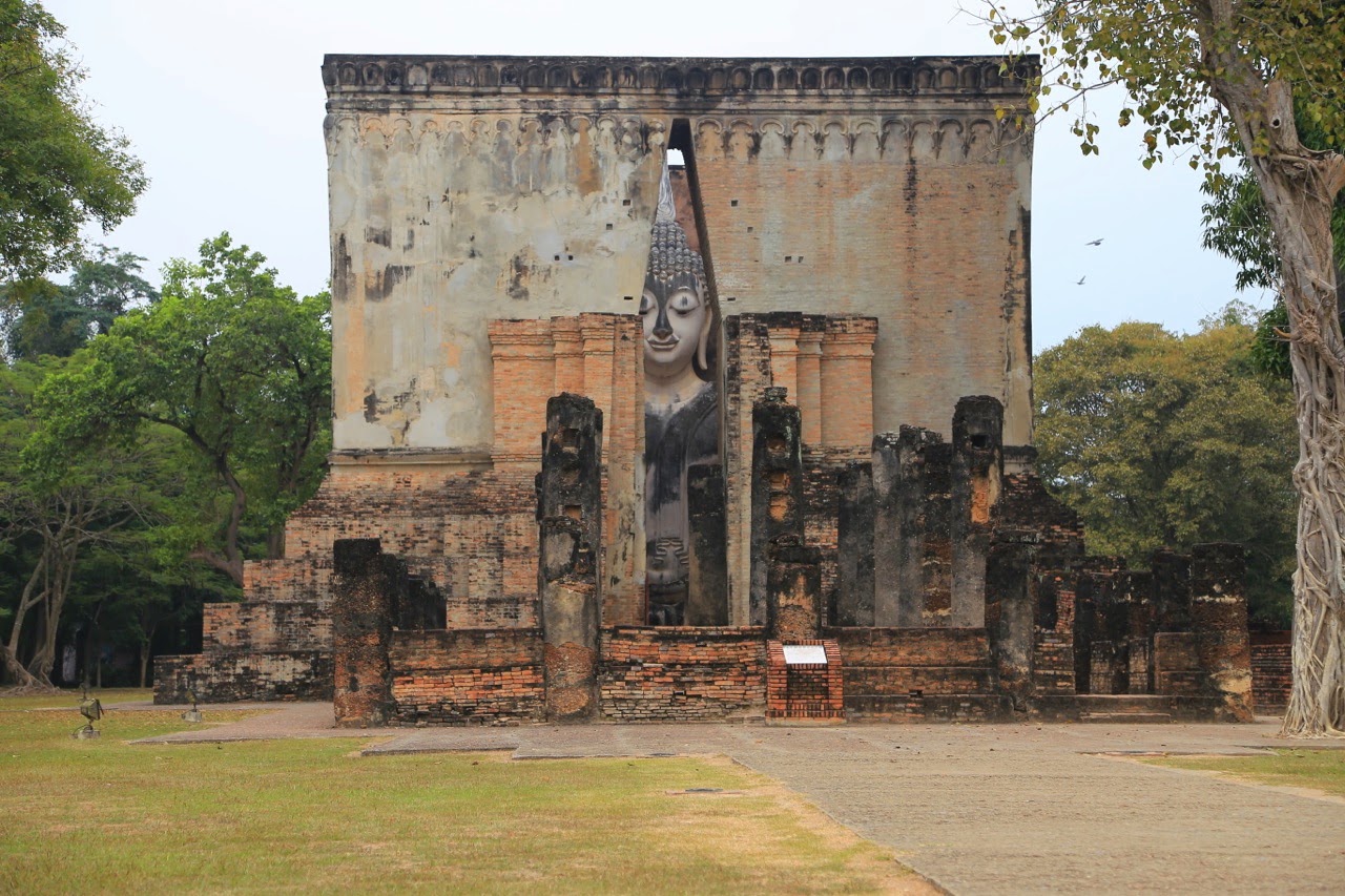 Le Wat Si Chum et son mur d’enceinte, à Sukhothaï