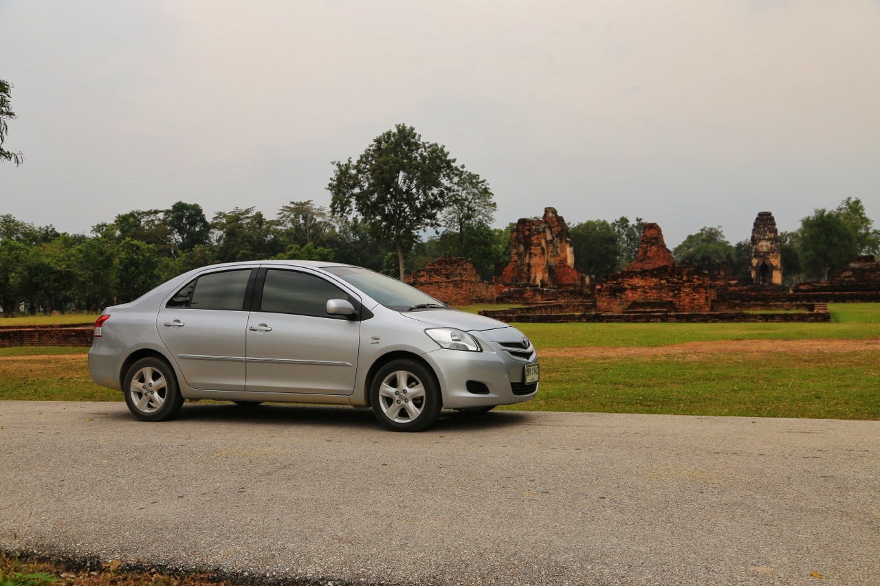 Notre Toyota Vios de location devant des ruines