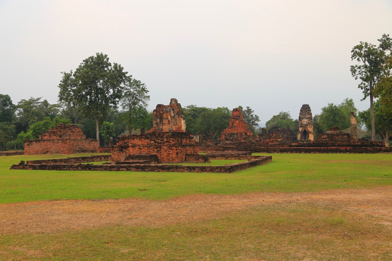 Ruines en brique du Wat Phra Phai Luang