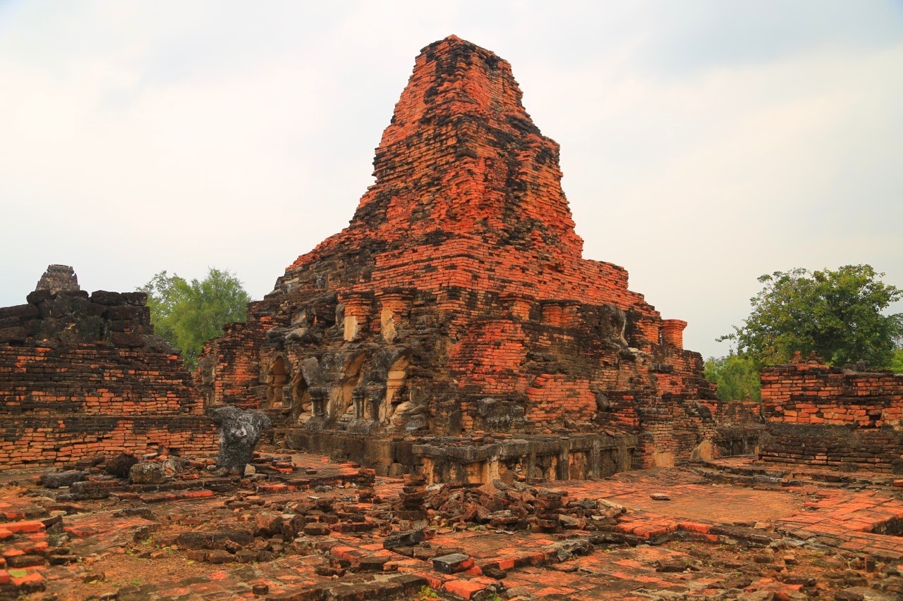 Prang khmer en brique du Wat Phra Phai Luang