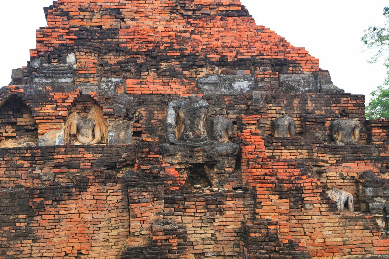 Façade en brique rongée par le temps