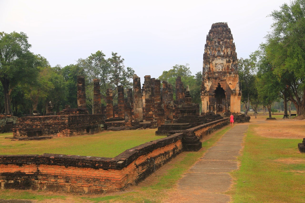 Allée menant à une tour khmère