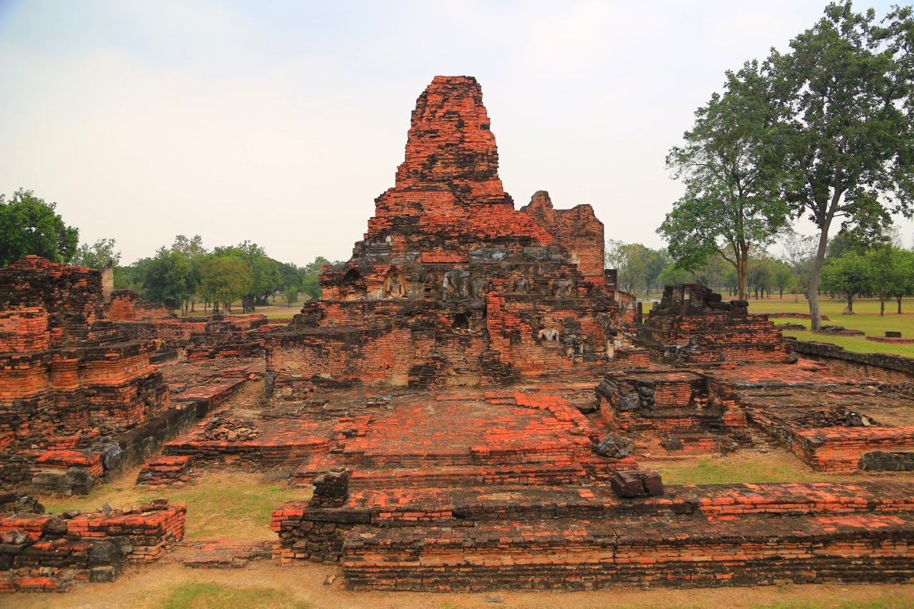 Vestiges d'un chedi en brique au parc historique de Sukhothaï