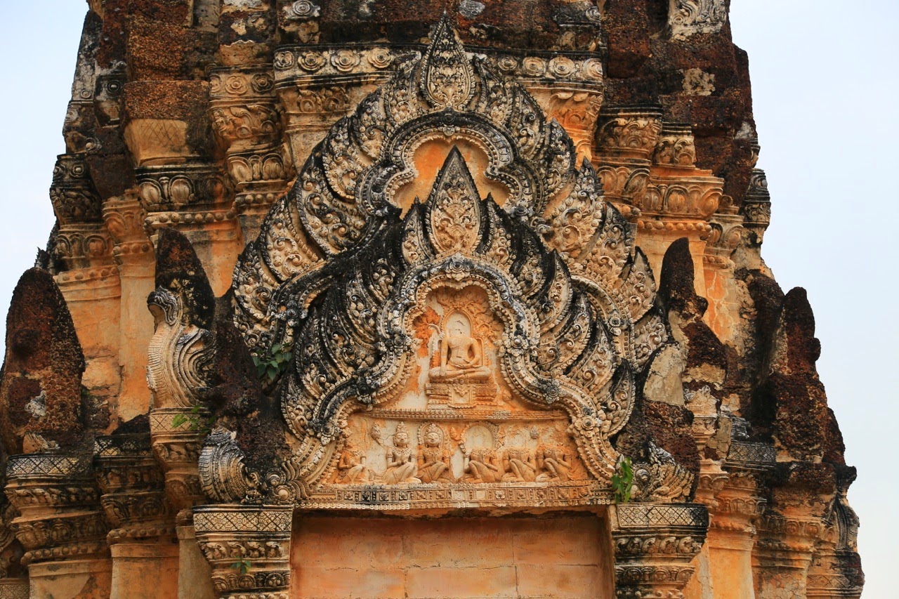 Détail des reliefs sculptés d'une tour khmère