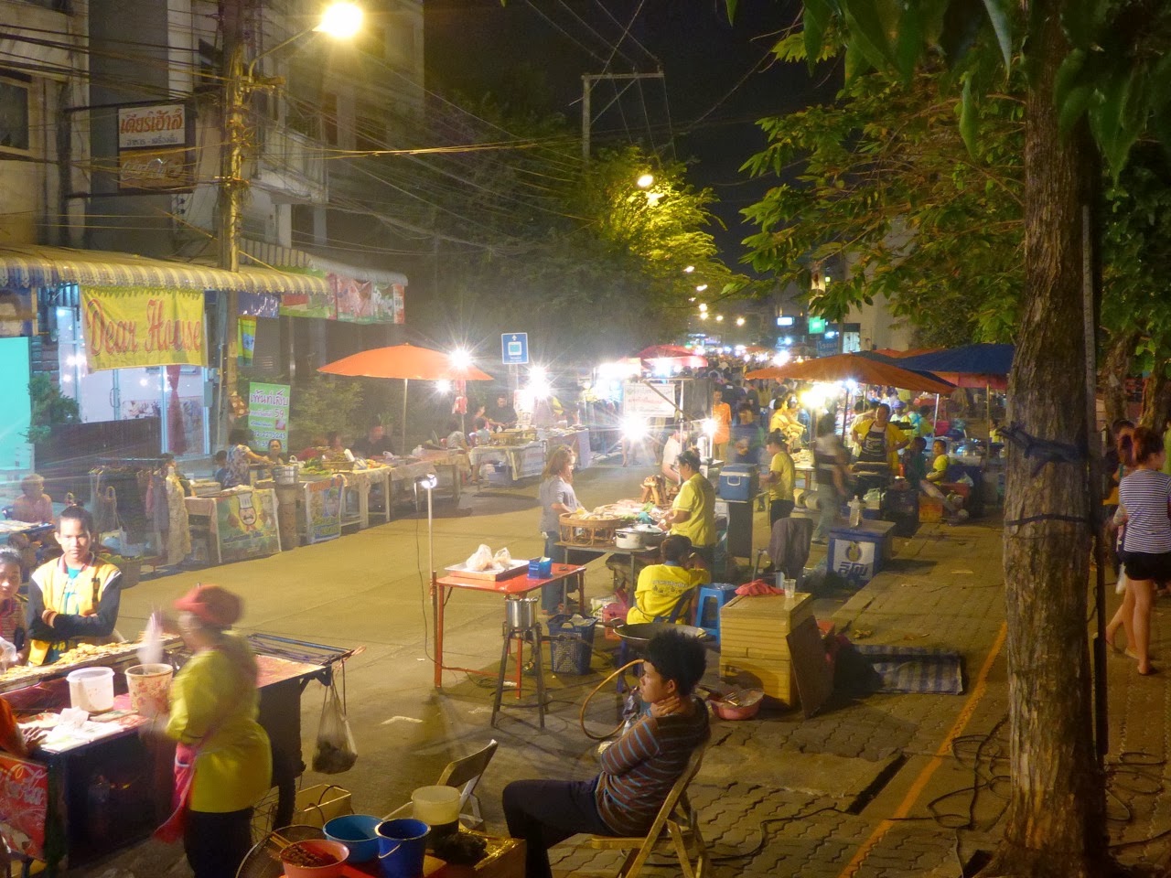 Stands du Sunday market de Sukhothaï