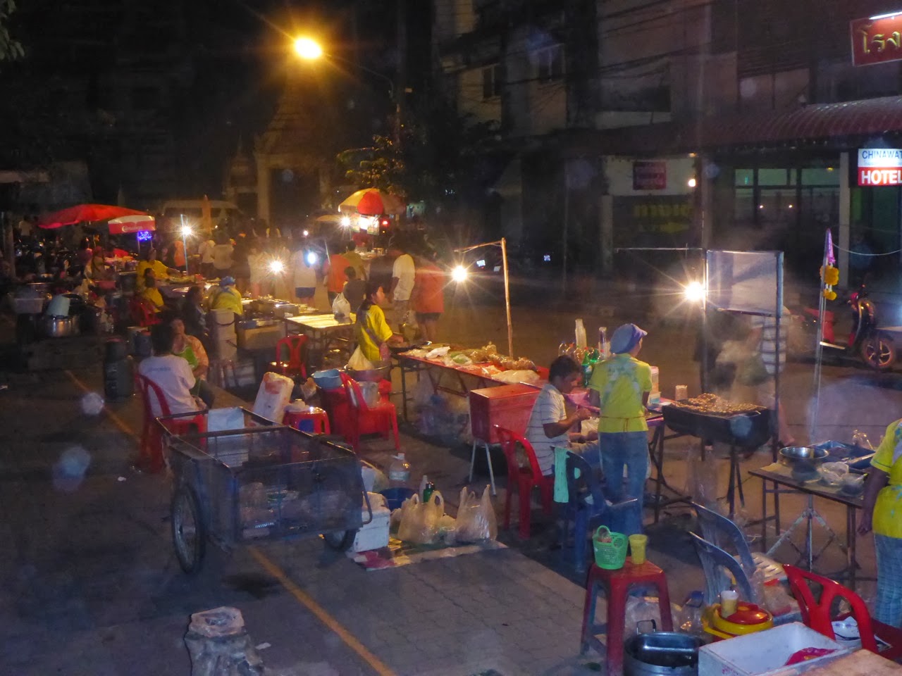 Le marché du dimanche soir, fréquenté par les locaux