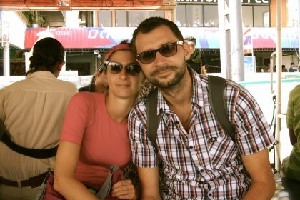 Couple de voyageurs sur un bateau, 3 mois après le début du tour du monde