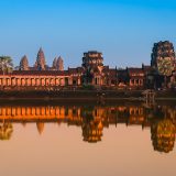 Angkor Wat se reflétant dans le bassin au coucher du soleil