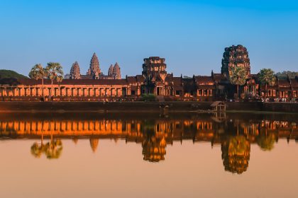 Angkor Wat se reflétant dans le bassin au coucher du soleil