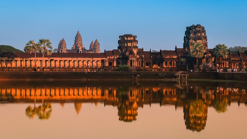 Angkor Wat se reflétant dans le bassin au coucher du soleil