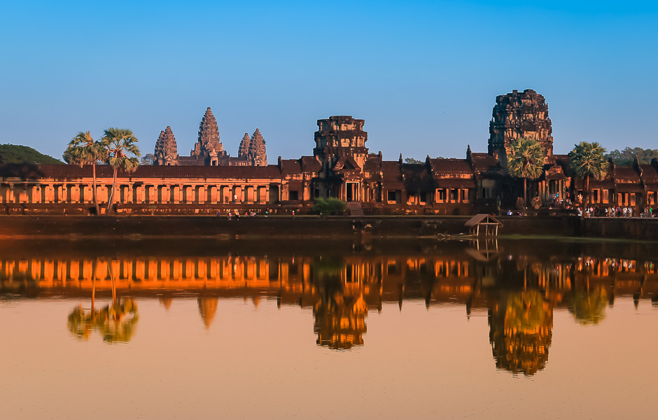 Angkor Wat se reflétant dans le bassin au coucher du soleil