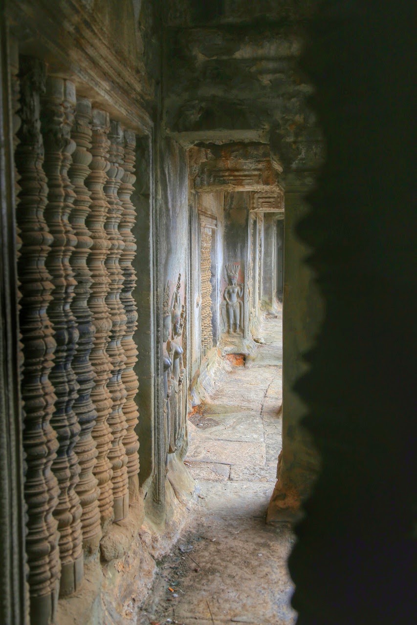 Couloir de pierre éclairé