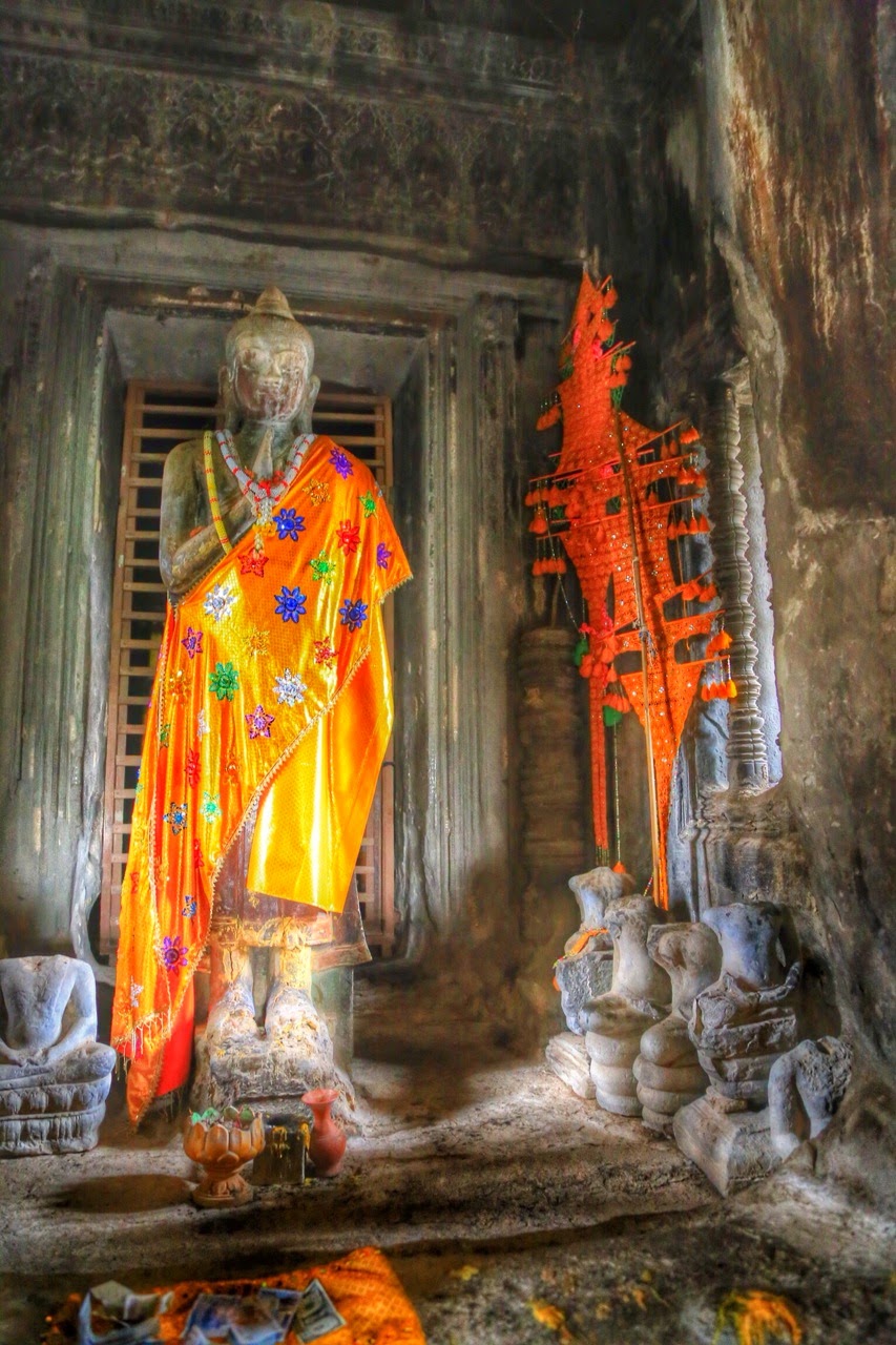 Statue drapée d'orange dans une galerie