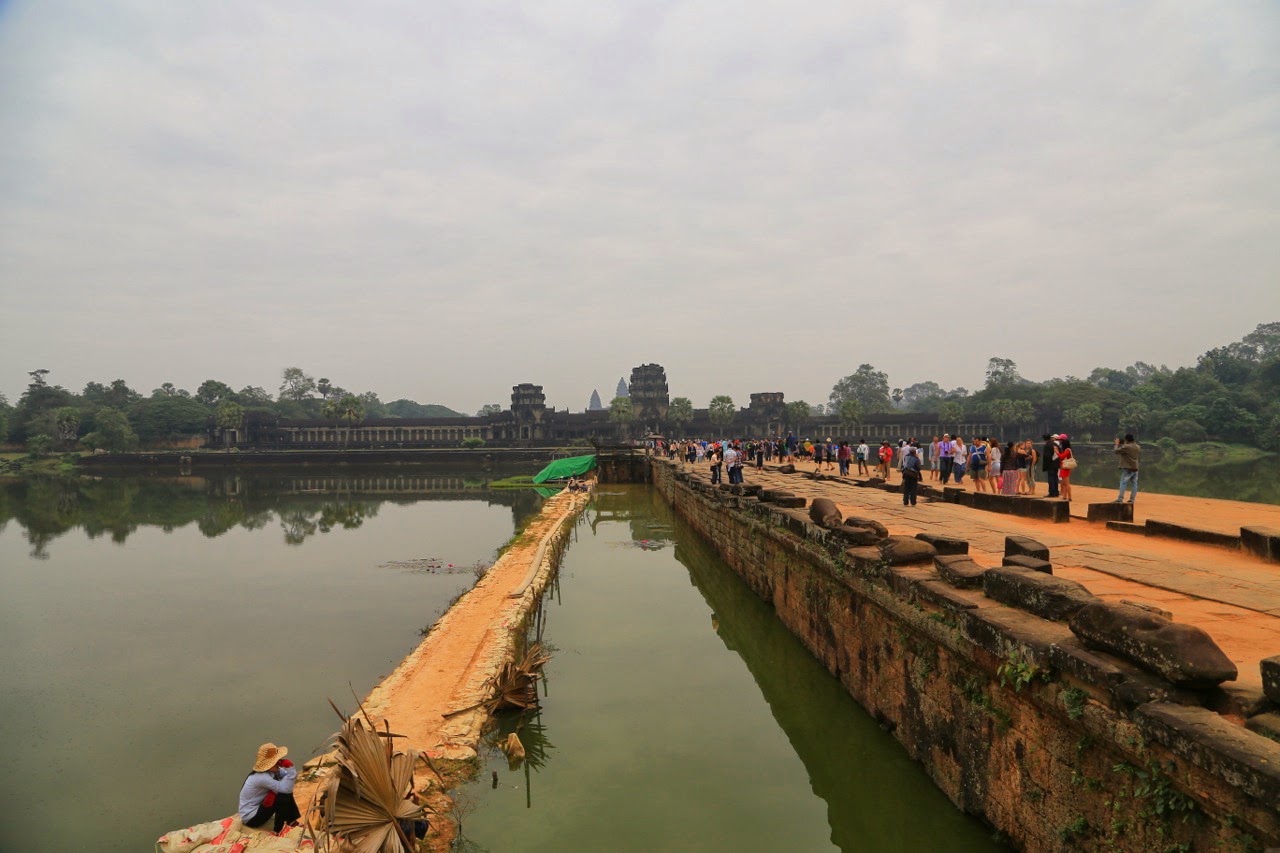 Les douves et le pont menant à Angkor Wat