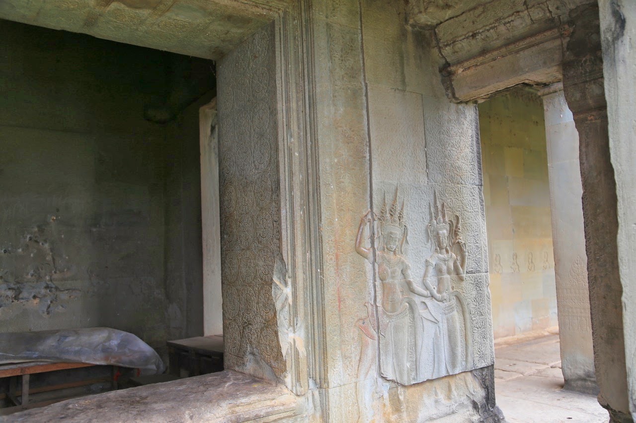 Fenêtre et apsaras sculptées