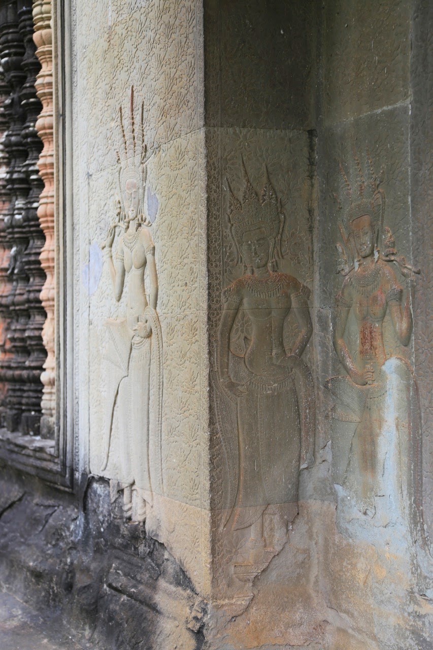 Colonne sculptée d'apsaras