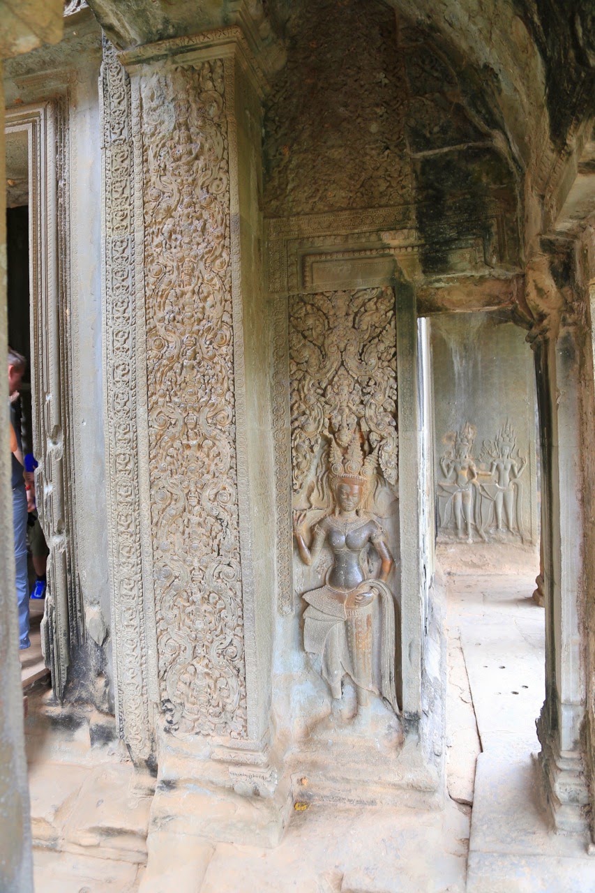 Pilier décoré d'une apsara