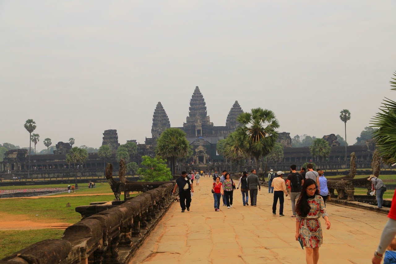 La chaussée bordée de nagas vers le temple