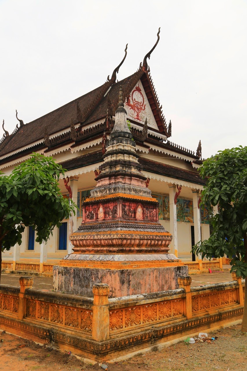 Petit temple moderne aux couleurs vives