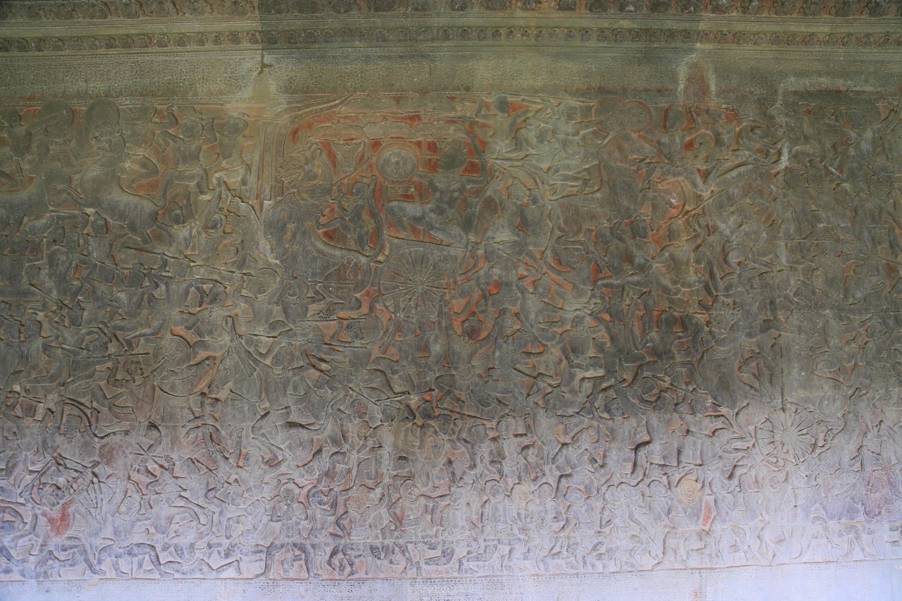 Bas-reliefs des batailles sur le mur extérieur
