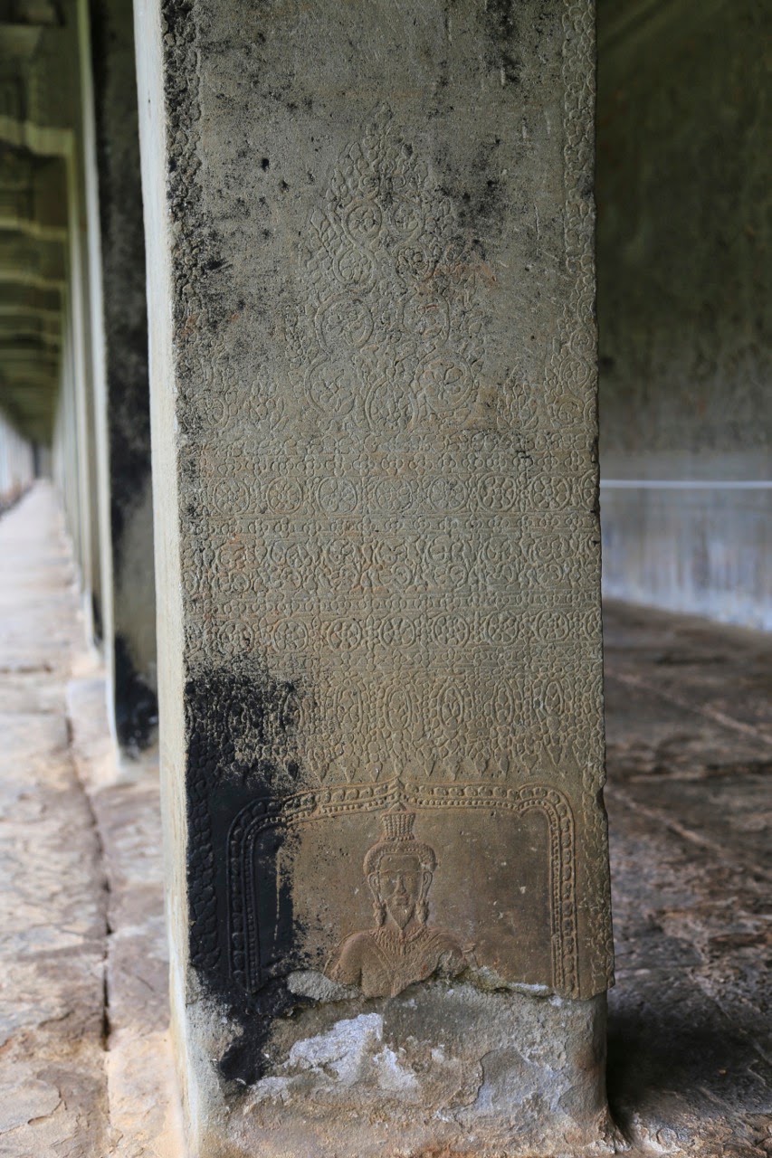 Pilier sculpté dans un couloir