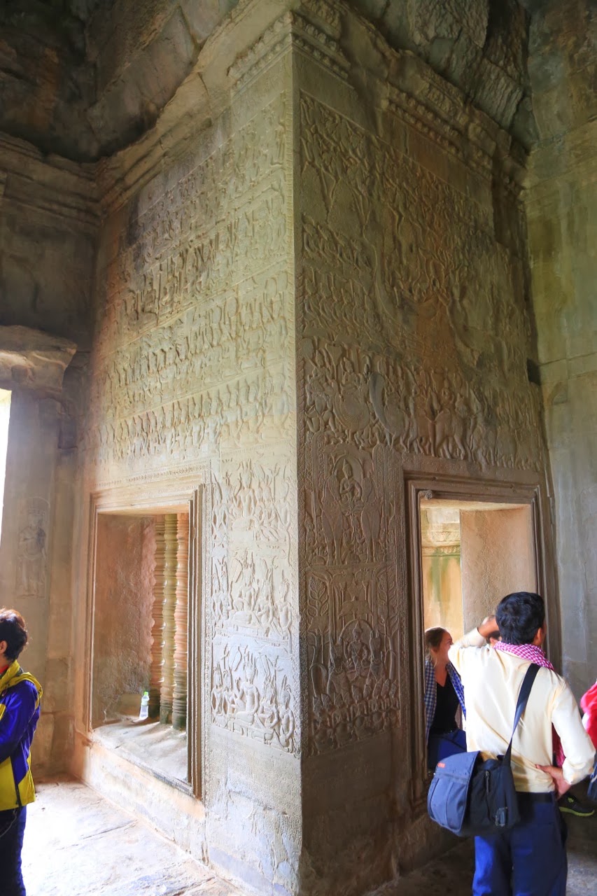 Visiteurs dans une galerie à colonnes