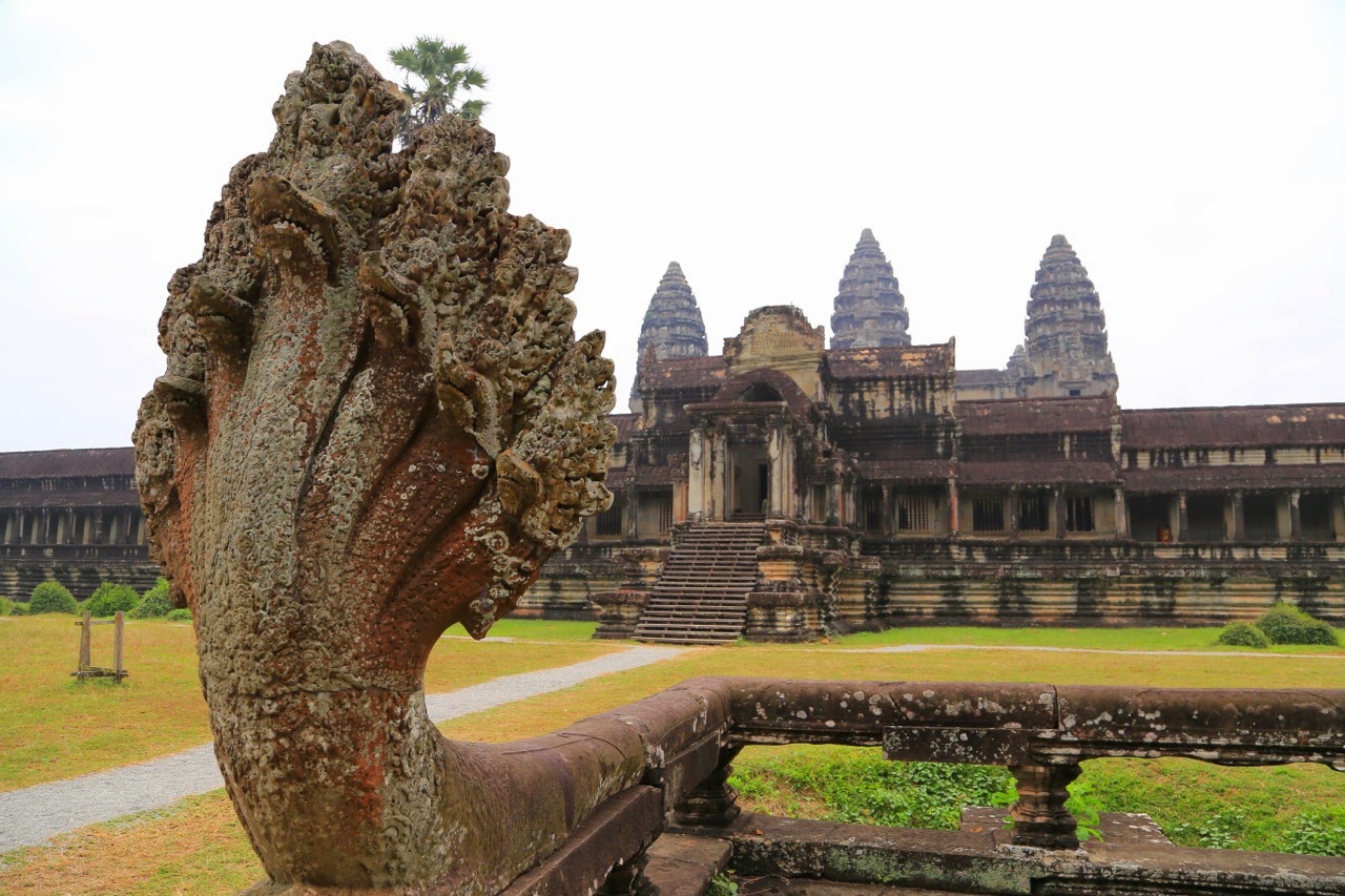 Tête de naga à 7 têtes devant Angkor Wat