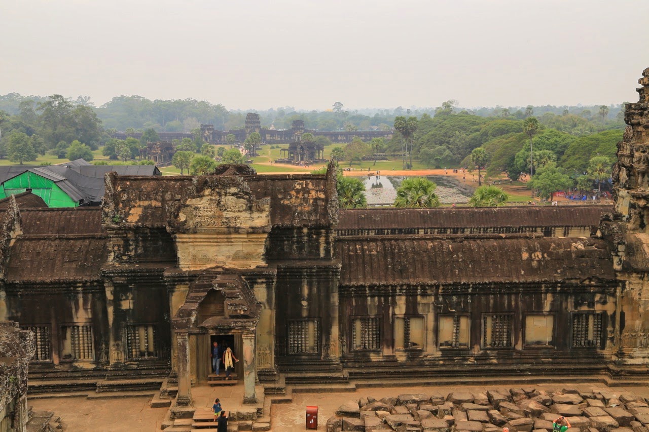 Vue sur l'enceinte depuis le temple