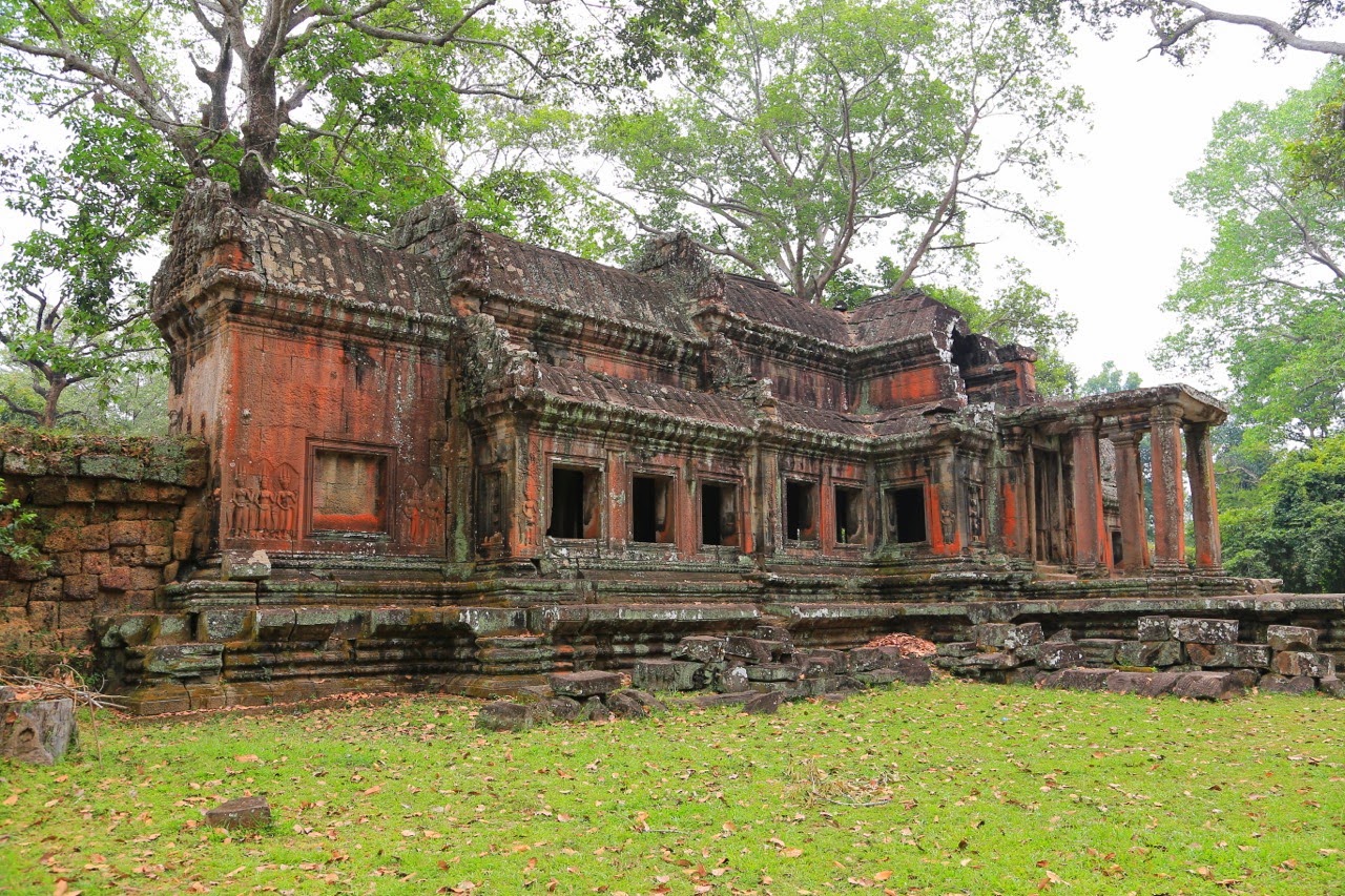 Pavillon en ruine sous les arbres