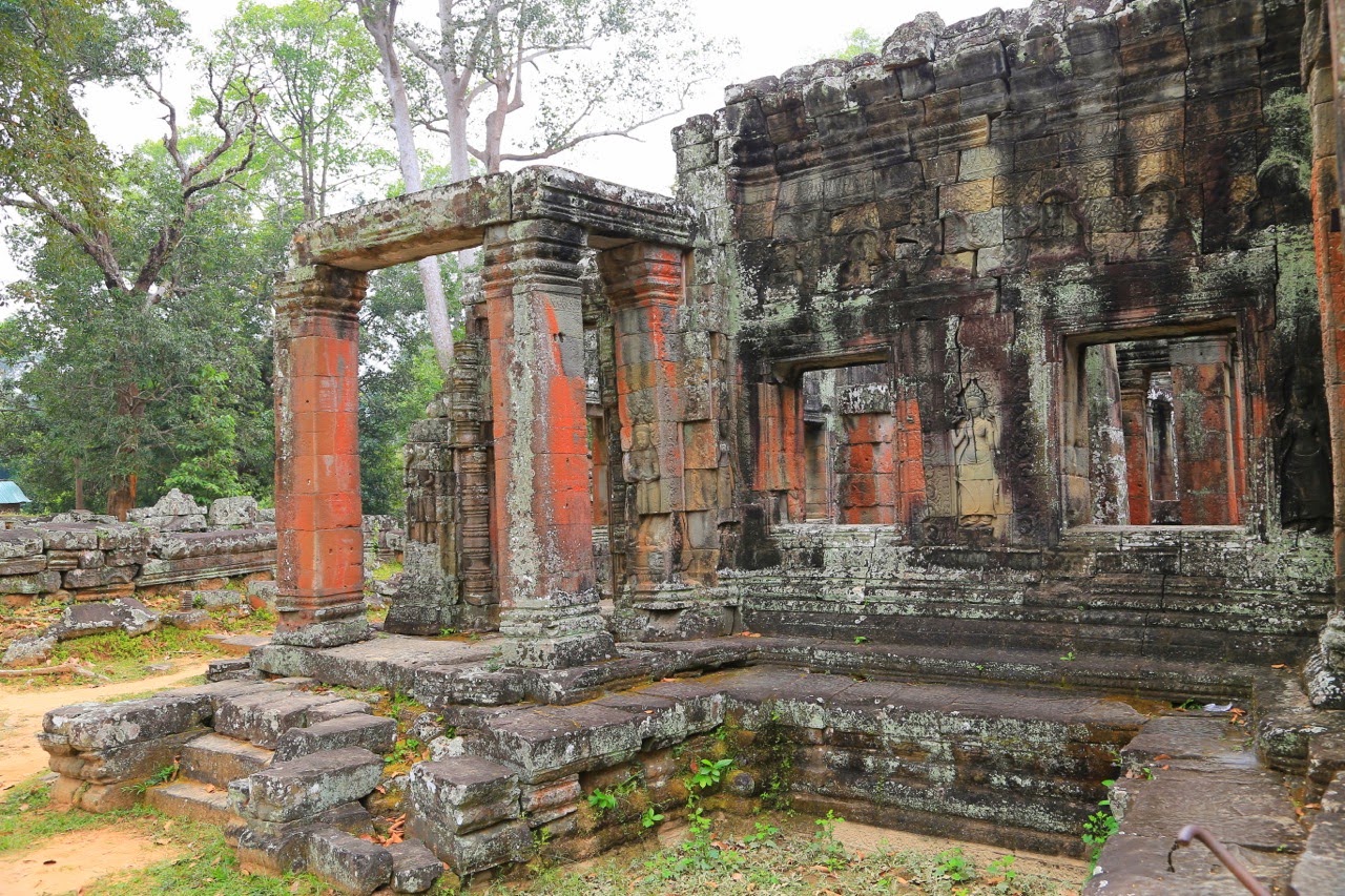 Porte et tour du monastère de Banteay Kdei