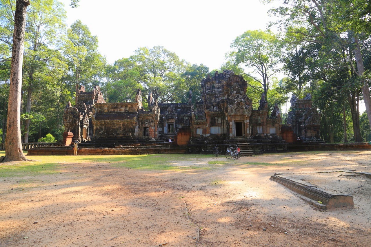 Esplanade d'un temple en ruine