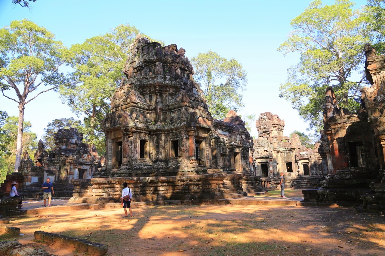 Tour d'un petit temple
