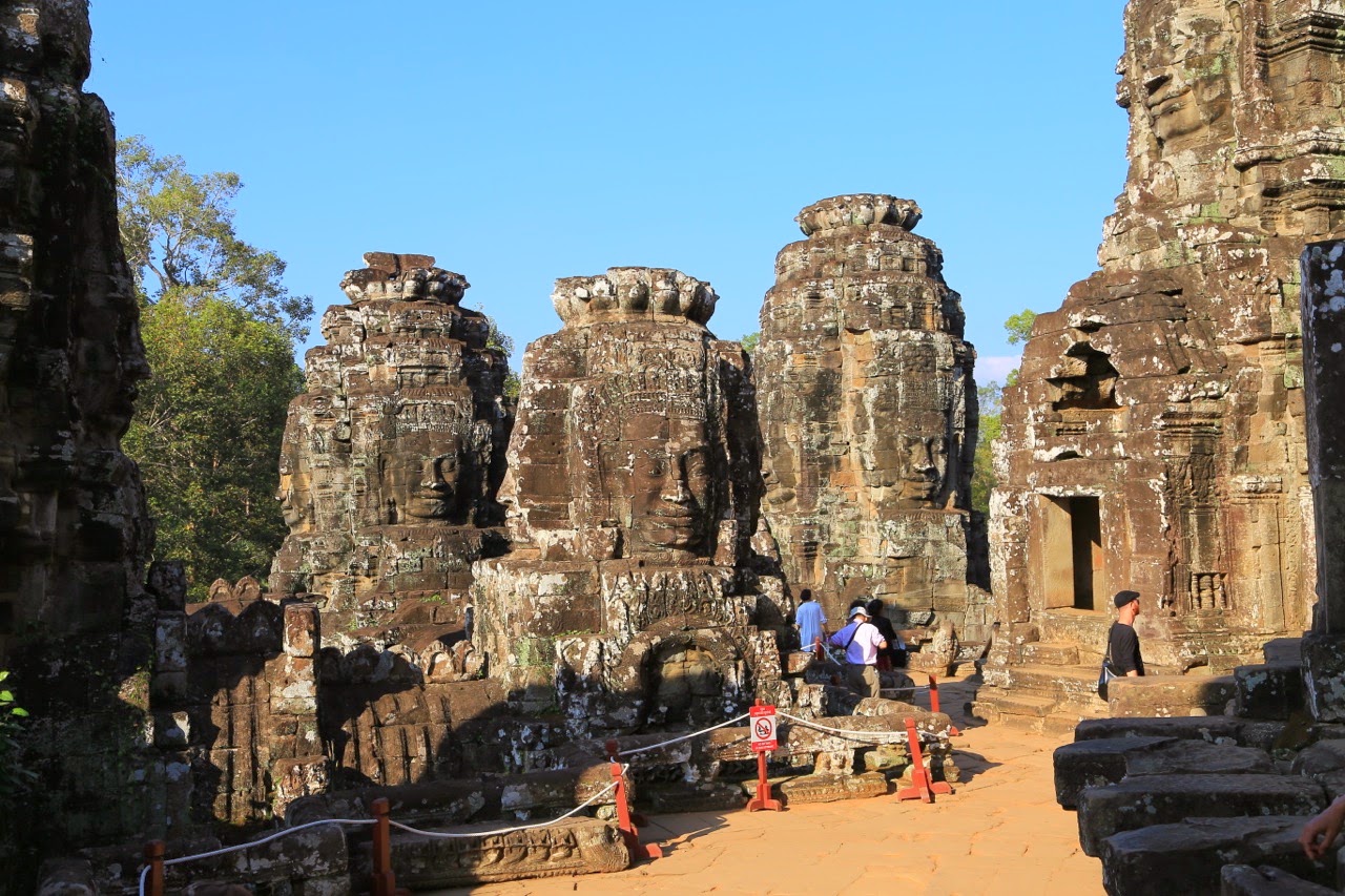 Visiteurs au pied des tours du Bayon