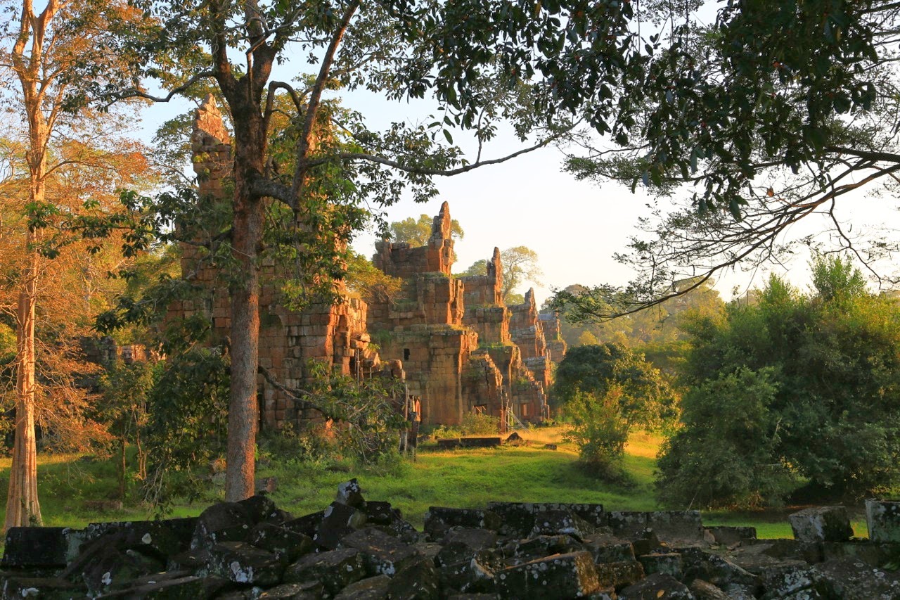 Temple en ruine au soleil couchant
