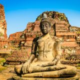 Bouddha assis devant les ruines d'un temple d'Ayuthaya