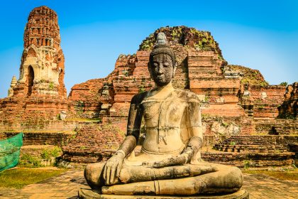 Bouddha assis devant les ruines d'un temple d'Ayuthaya