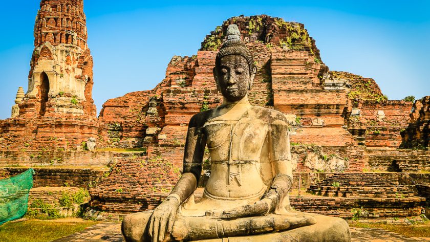 Bouddha assis devant les ruines d'un temple d'Ayuthaya