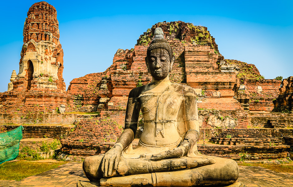 Bouddha assis devant les ruines d'un temple d'Ayuthaya