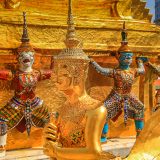 Statues dorées de gardiens au Wat Phra Kaew