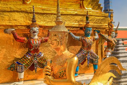 Statues dorées de gardiens au Wat Phra Kaew