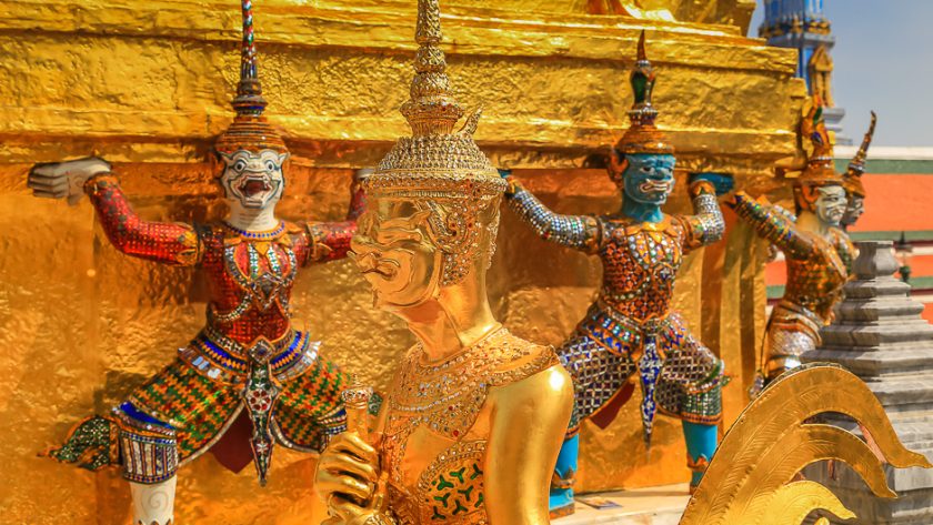 Statues dorées de gardiens au Wat Phra Kaew