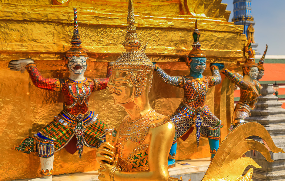 Statues dorées de gardiens au Wat Phra Kaew