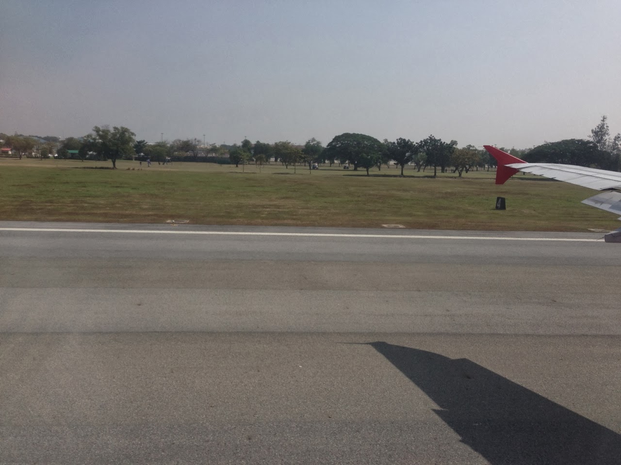 Le golf entre les pistes de l'aéroport Don Mueang