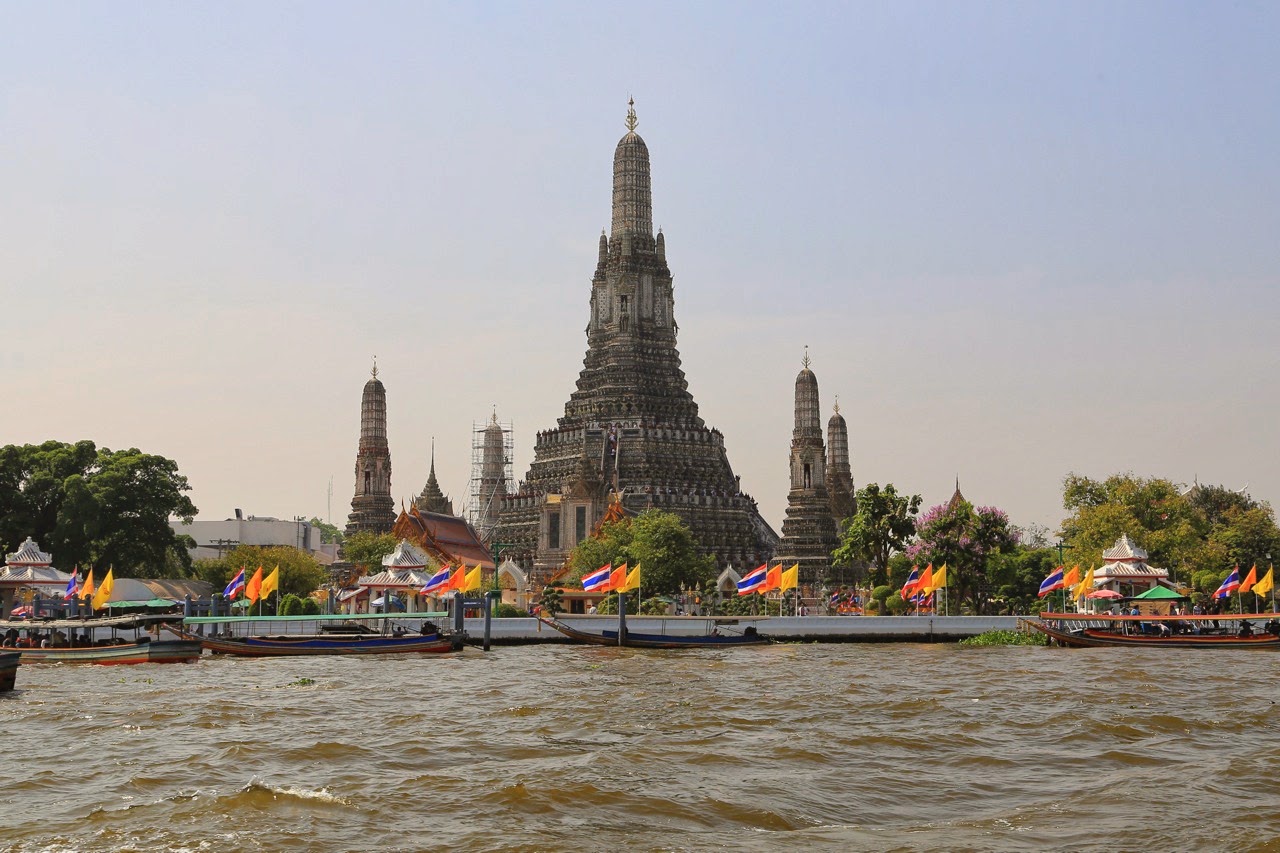 Le Wat Arun vu depuis le fleuve Chao Phraya, à Bangkok