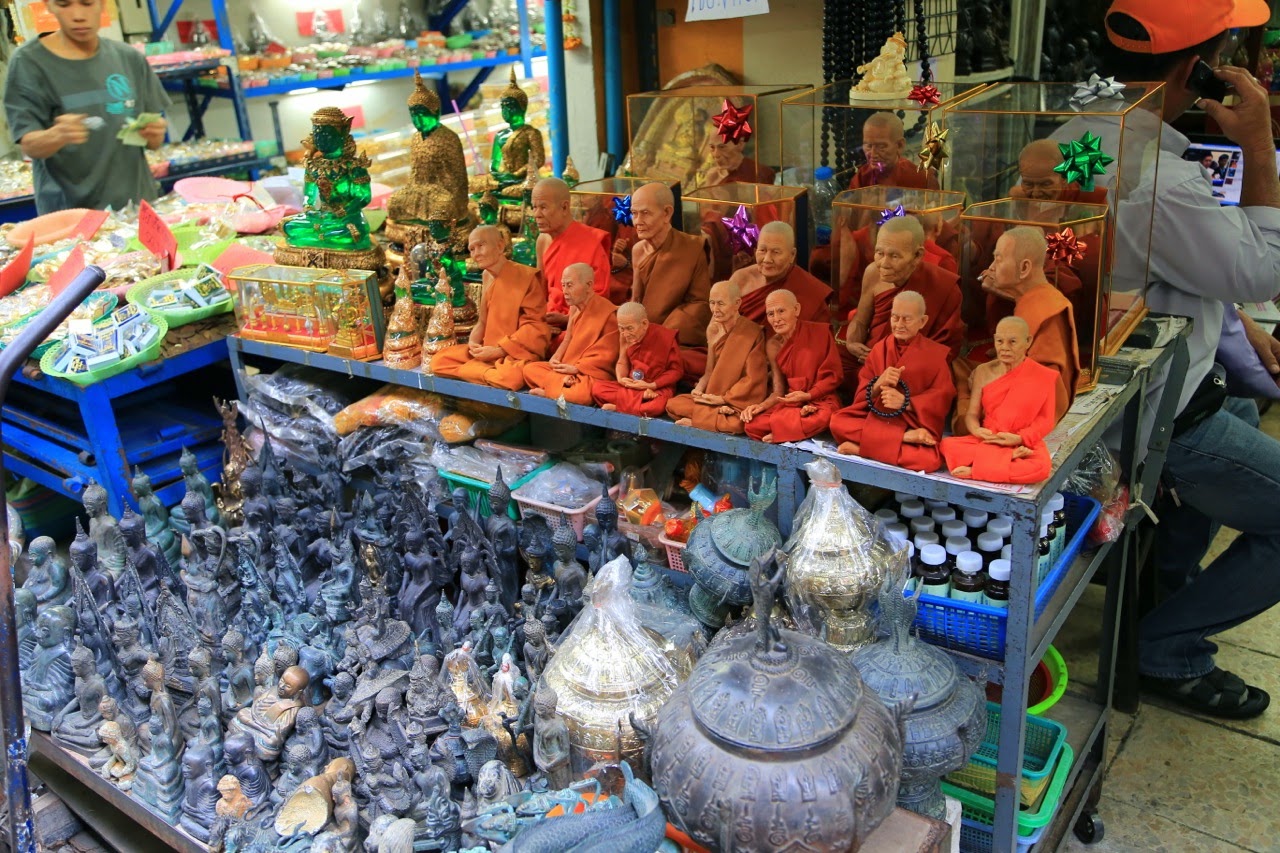 Amulettes et statuettes sur un étal