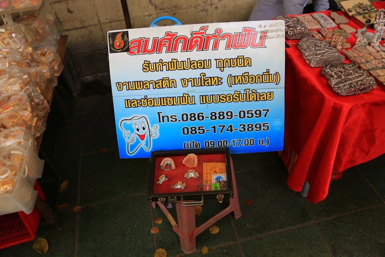 Étal de dentiers au marché