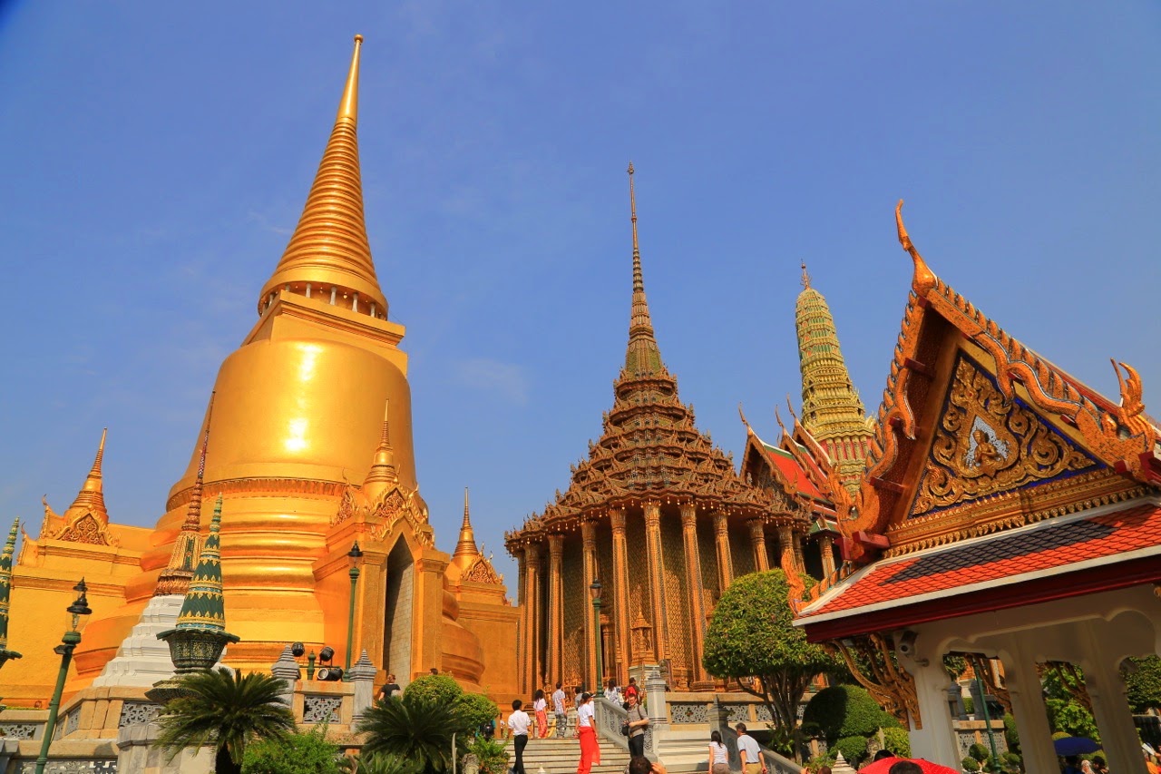 Chedi doré et temples du Wat Phra Kaew