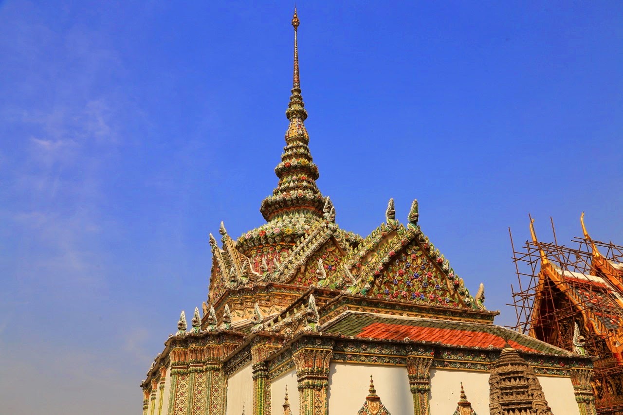 Temple secondaire décoré de carreaux multicolores