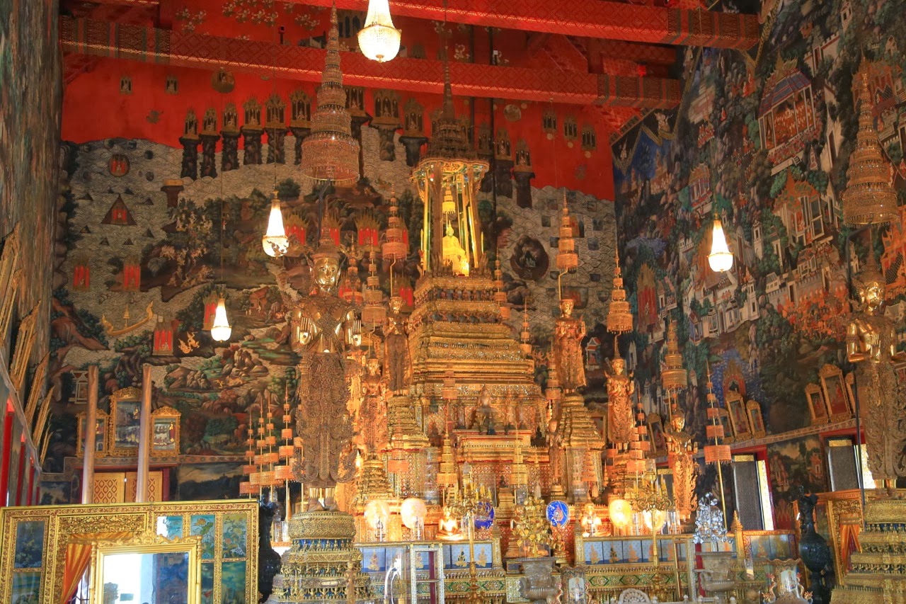 Le bouddha d'émeraude sur son autel doré
