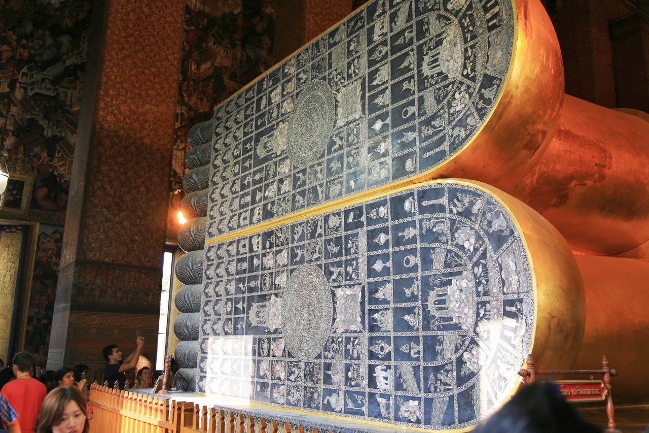 Les 108 láksànà sur les pieds du bouddha